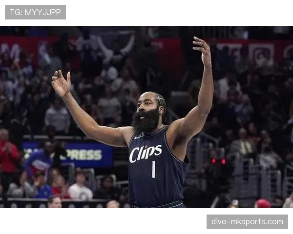 维金斯利用突破和防守对抗哈登，提升球队关键时刻效率