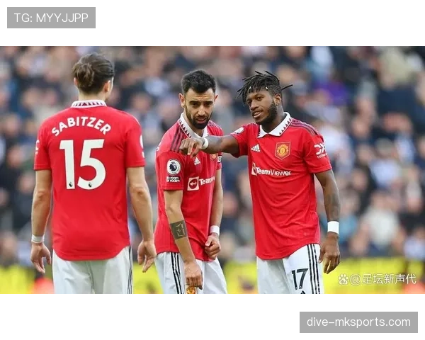 曼联关键比赛抗压能力不足表现受限，对赛季争冠走势形成制约